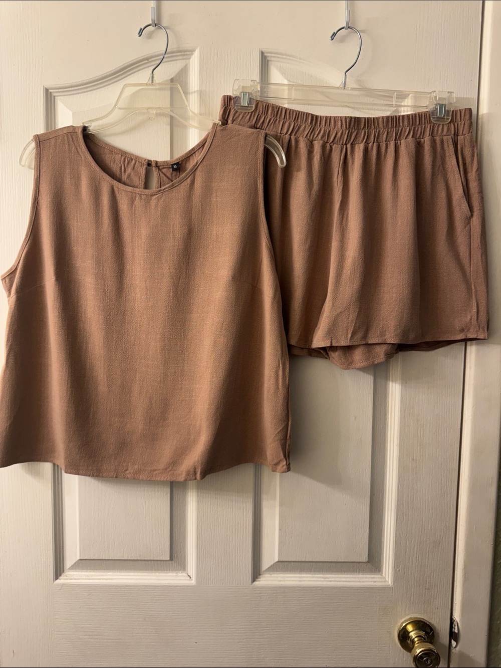 NWT  Amazon Sleeveless Taupe Two-Piece Top and Elastic Waist Shorts Set size XL